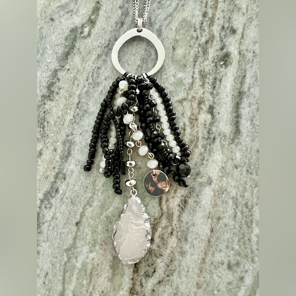 Long silver tone necklace with white agate stone - Picture 1 of 4
